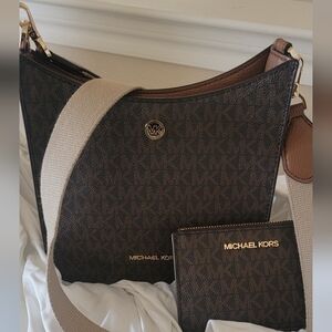 MICHAEL KORS BRILEY SMALL SIGNATURE LOGO MESSENGER CROSSBODY BAG w/ WALLET